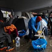 Personas desalojadas del antiguo Instituto B9 de Badalona acampan debajo de la salida 210 de la C-31, en el barrio de Sant Roc, a 20 de diciembre de 2025, en Badalona Personas desalojadas del antiguo Instituto B9 de Badalona acampan debajo de la salida 210 de la C-31, en el barrio de Sant Roc, a 20 de diciembre de 2025, en Badalona