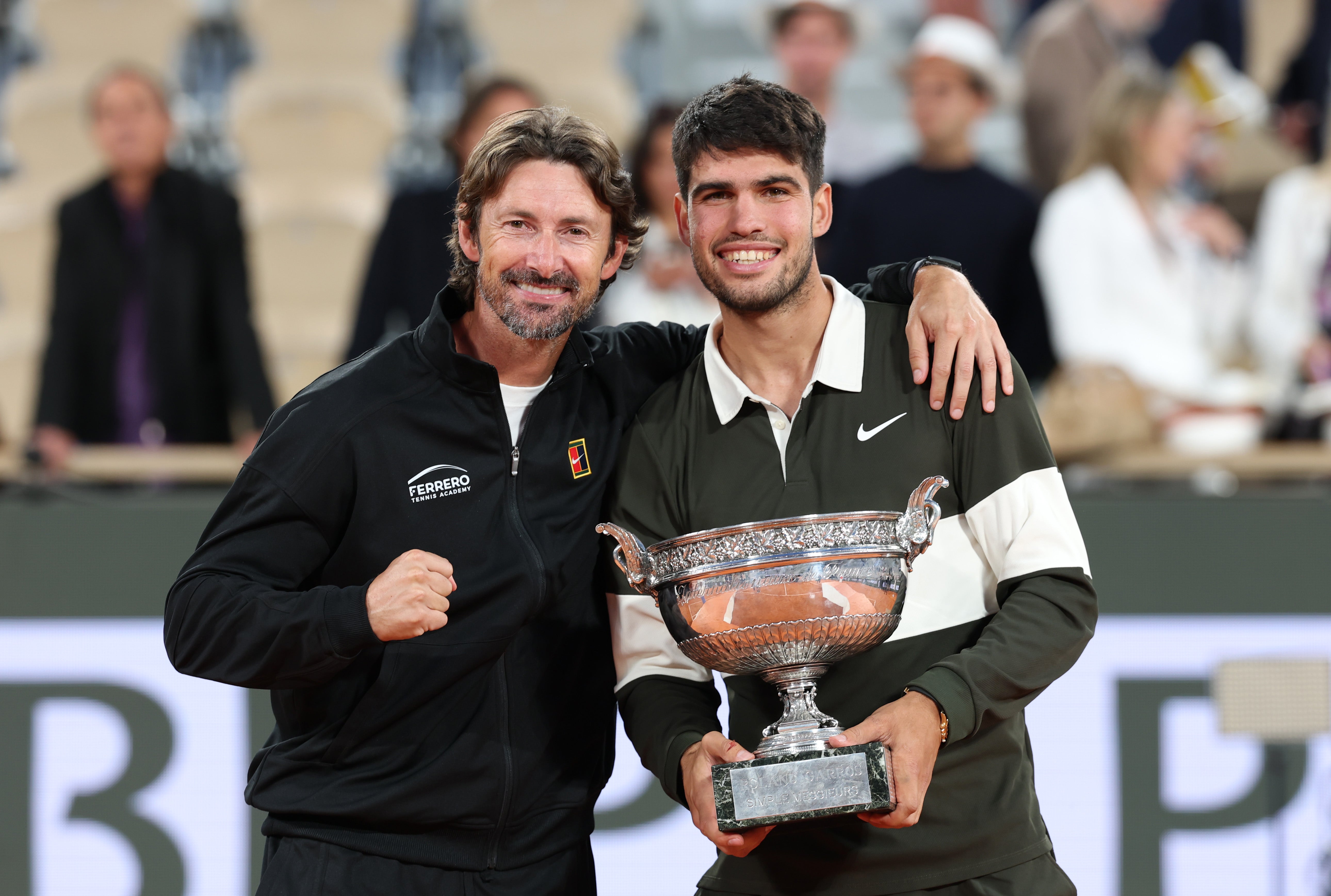Juan Carlos Ferrero y Carlos Alcaraz posan con el trofeo de Roland Garros Juan Carlos Ferrero y Carlos Alcaraz posan con el trofeo de Roland Garros