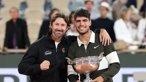 Juan Carlos Ferrero y Carlos Alcaraz posan con el trofeo de Roland Garros Juan Carlos Ferrero y Carlos Alcaraz posan con el trofeo de Roland Garros