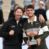 Juan Carlos Ferrero y Carlos Alcaraz posan con el trofeo de Roland Garros Juan Carlos Ferrero y Carlos Alcaraz posan con el trofeo de Roland Garros