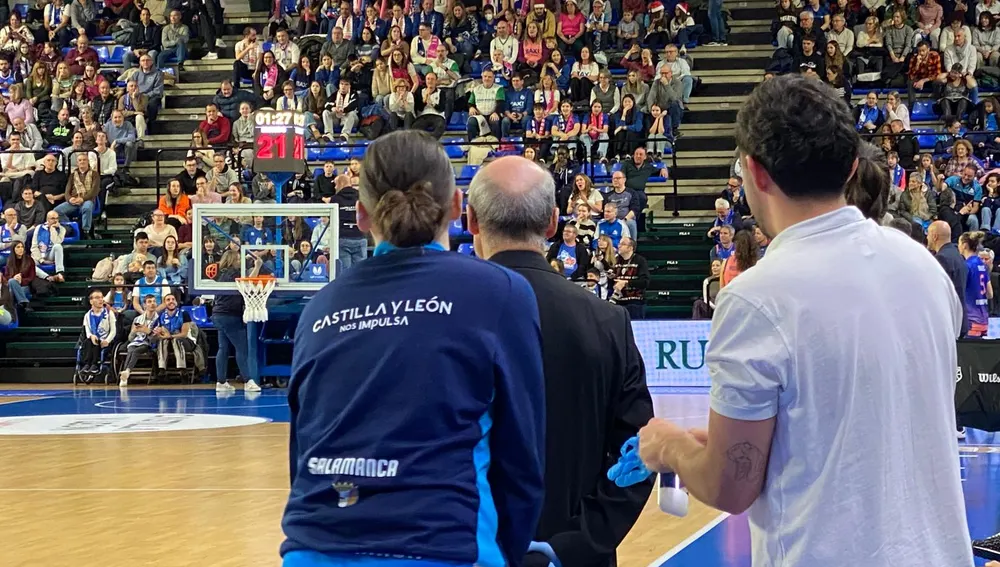 iyana Martín, máxima anotadora del duelo con 28 puntos, atenta al arreglo iyana Martín, máxima anotadora del duelo con 28 puntos, atenta al arreglo