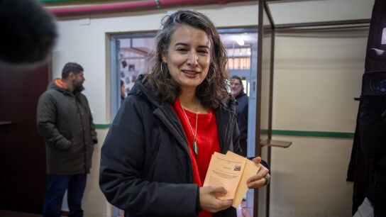 La candidata de Unidas por Extremadura a la Presidencia de la Junta, Irene de Miguel, ejerce su derecho al voto en el CEIP José María Calatrava de Mérida (Badajoz)
