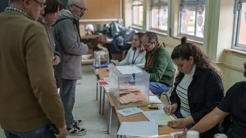 Ciudadanos ejercen su derecho al voto con motivo de las elecciones autonómicas en Extremadura. Ciudadanos ejercen su derecho al voto con motivo de las elecciones autonómicas en Extremadura.