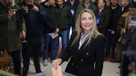 La candidata del PP María Guardiola acude a votar a mediodía al CEIP Vivero de Cáceres, acompañada de su hijo que puede ejercer el derecho a voto por primera vez. 