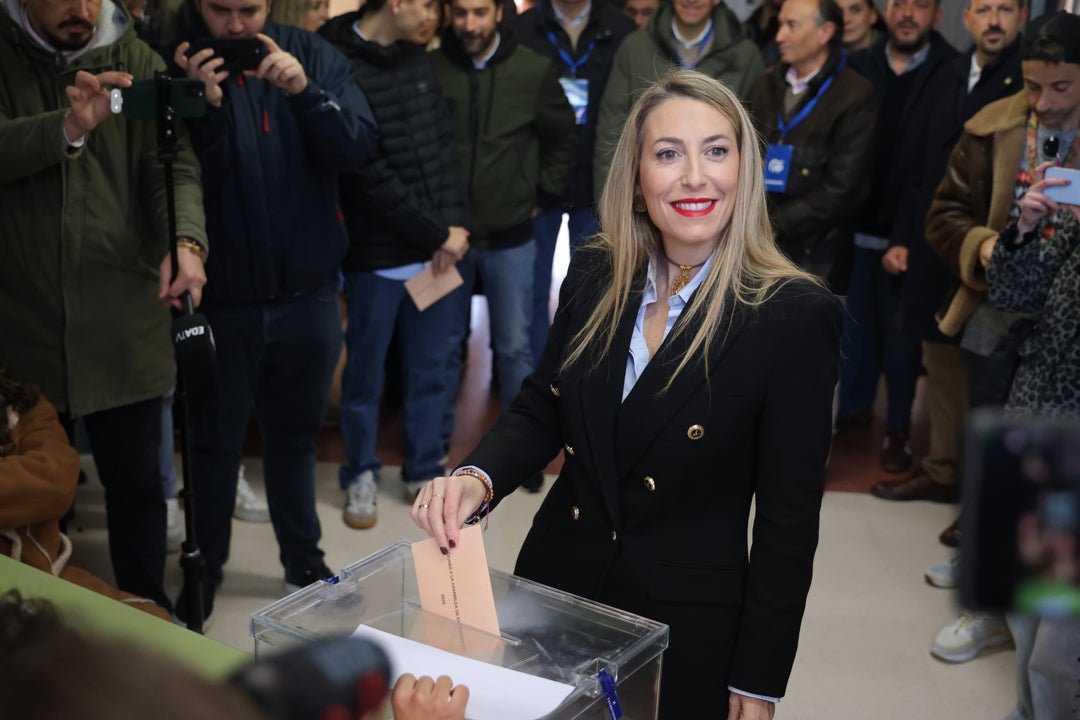 Primeros sondeos de las elecciones de Extremadura: el PP de María Guardiola ganaría, pero necesitaría a Vox Primeros sondeos de las elecciones de Extremadura: el PP de María Guardiola ganaría, pero necesitaría a Vox