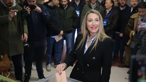 La candidata del PP María Guardiola acude a votar a mediodía al CEIP Vivero de Cáceres, acompañada de su hijo que puede ejercer el derecho a voto por primera vez. La candidata del PP María Guardiola acude a votar a mediodía al CEIP Vivero de Cáceres, acompañada de su hijo que puede ejercer el derecho a voto por primera vez.
