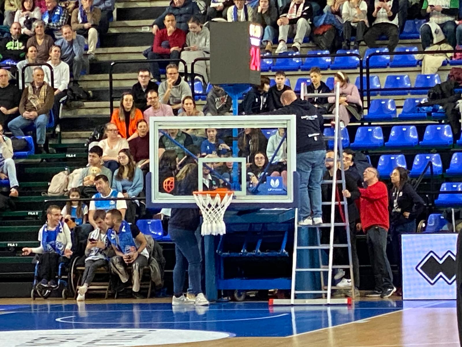 Personal del Pabellón Municipal de Würzburg-Silvia Domínguez y del equipo charro intentan arreglar el problema Personal del Pabellón Municipal de Würzburg-Silvia Domínguez y del equipo charro intentan arreglar el problema