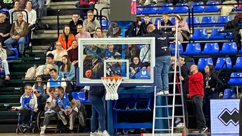 Personal del Pabellón Municipal de Würzburg-Silvia Domínguez y del equipo charro intentan arreglar el problema Personal del Pabellón Municipal de Würzburg-Silvia Domínguez y del equipo charro intentan arreglar el problema