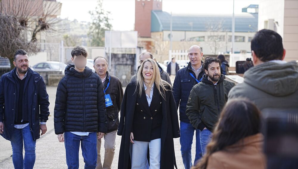 María Guardiola acude a votar acompañada de su hijo, que puede votar por primera vez