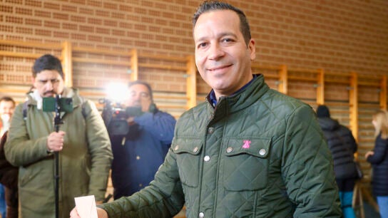 El candidato de Vox en la Elecciones de Extremadura, Óscar Fernández Calle, ejerce su derecho a voto en el CEIP Castra Caecilia de Cáceres
