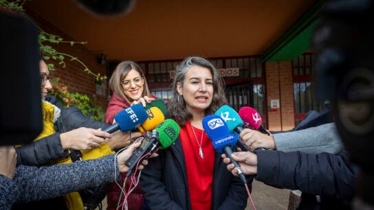 La candidata de Unidas por Extremadura a la Presidencia de la Junta, Irene de Miguel, se dirige a medios de comunicación tras ejercer su derecho al voto