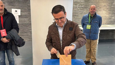 El candidato socialista Miguel Ángel Gallardo ejerce su derecho al voto en el colegio electoral del espacio cultural Rufino Mendoza en Villanueva de la Serena