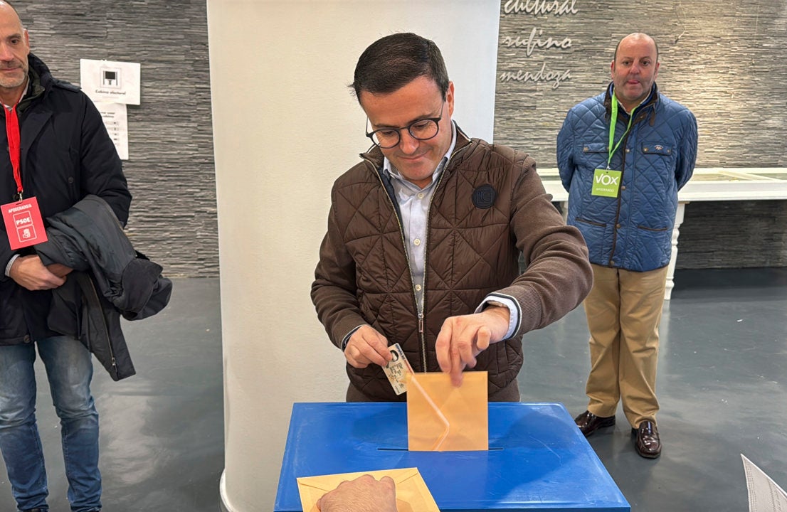 El candidato socialista Miguel Ángel Gallardo ejerce su derecho al voto en el colegio electoral del espacio cultural Rufino Mendoza en Villanueva de la Serena El candidato socialista Miguel Ángel Gallardo ejerce su derecho al voto en el colegio electoral del espacio cultural Rufino Mendoza en Villanueva de la Serena