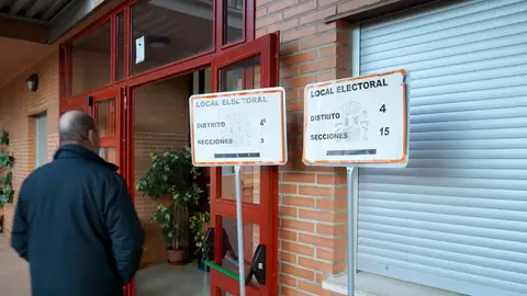 Elecciones en Extremadura: Entrada a un colegio electoral en Plasencia Elecciones en Extremadura: Entrada a un colegio electoral en Plasencia