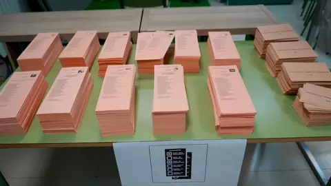 Elecciones en Extremadura: Papeletas de los distintos partidos políticos en un colegio en Plasencia Elecciones en Extremadura: Papeletas de los distintos partidos políticos en un colegio en Plasencia