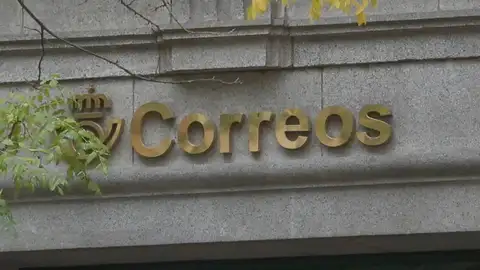 Detalle del logotipo de correos en la fachada de la sede de correos en la calle Peñalver en Madrid Detalle del logotipo de correos en la fachada de la sede de correos en la calle Peñalver en Madrid