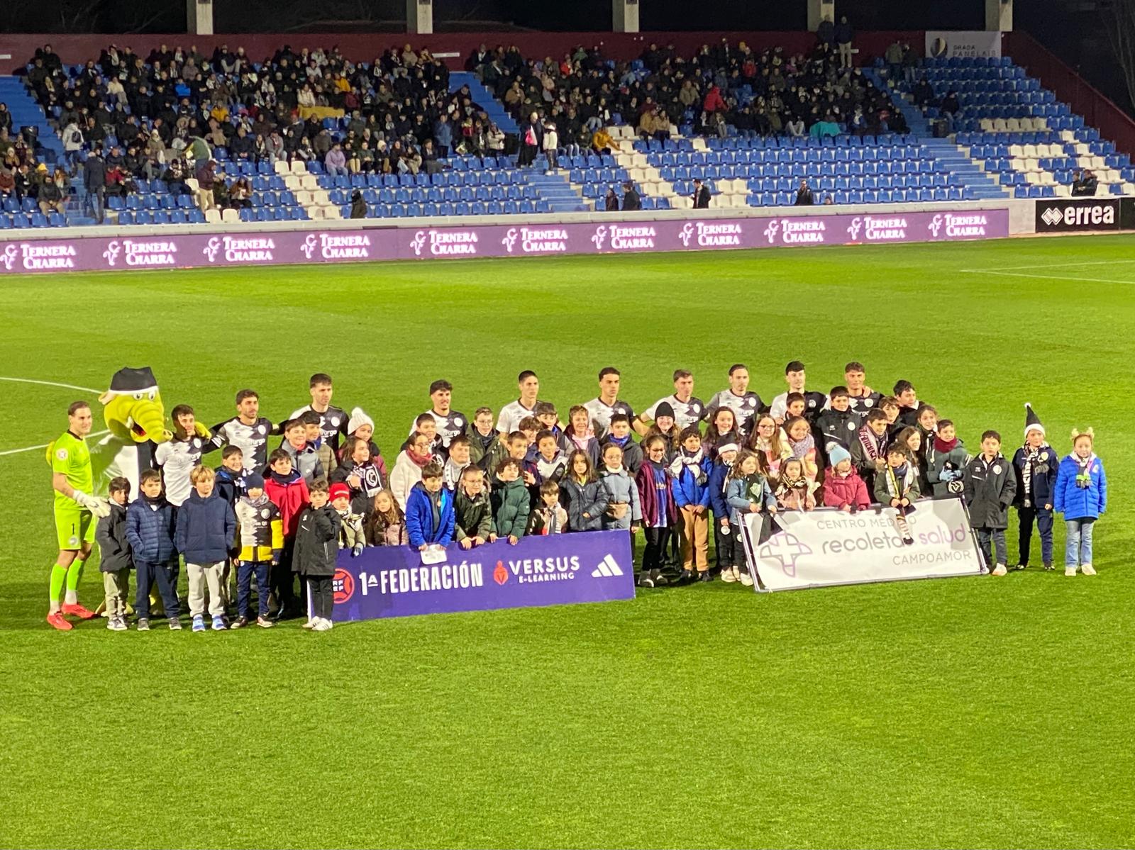 La alineación de Unionistas en su último encuentro del año, acompañada por varios seguidores La alineación de Unionistas en su último encuentro del año, acompañada por varios seguidores