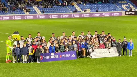 La alineación de Unionistas en su último encuentro del año, acompañada por varios seguidores La alineación de Unionistas en su último encuentro del año, acompañada por varios seguidores