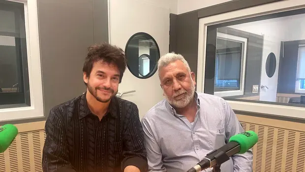 El director Guillermo Galoe y el actor Jesús Fernández Silva, 'Chule', en 'Julia en la onda'