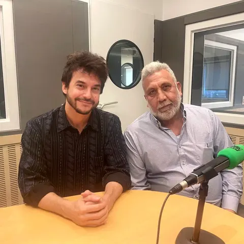 El director Guillermo Galoe y el actor Jesús Fernández Silva, 'Chule', en 'Julia en la onda'
