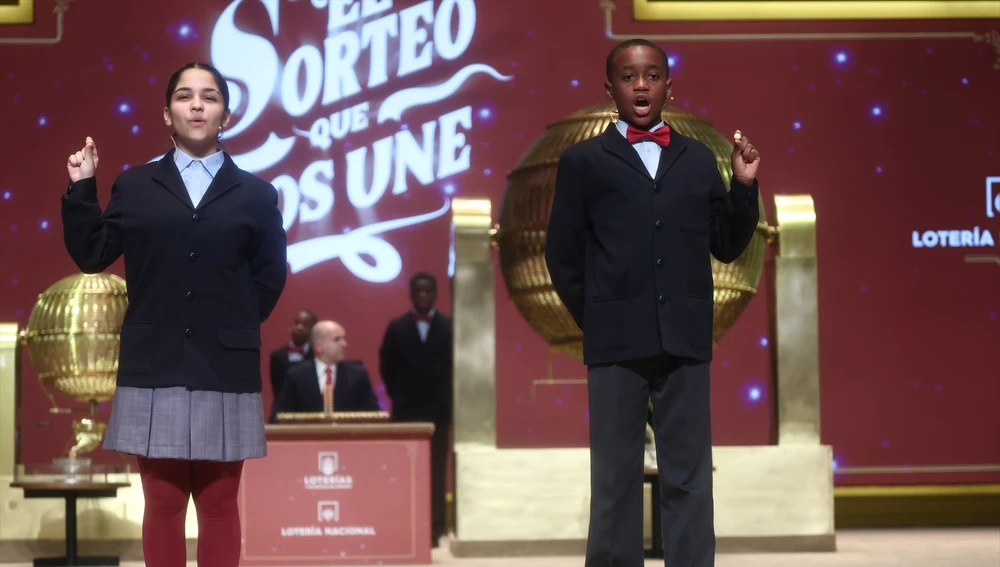 Dos niños del Colegio de San Ildefonso, cantan el 70048 segundo premio de la Lotería de Navidad Eduardo Parra / Europa Press Dos niños del Colegio de San Ildefonso, cantan el 70048 segundo premio de la Lotería de Navidad Eduardo Parra / Europa Press