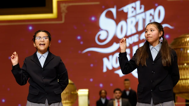Alba Yadira Machaca e Italy Andrea Blanco cantan el número agraciado con el premio gordo del Sorteo de la Lotería de Navidad