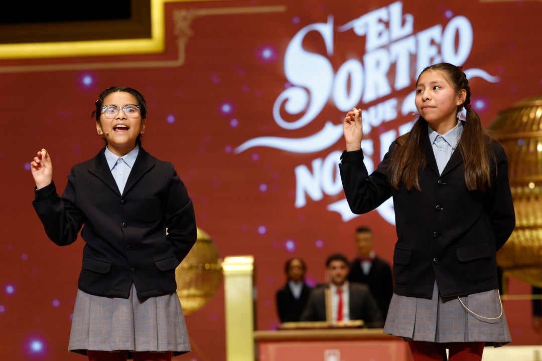 Alba Yadira Machaca e Italy Andrea Blanco cantan el número agraciado con el premio gordo del Sorteo de la Lotería de Navidad Alba Yadira Machaca e Italy Andrea Blanco cantan el número agraciado con el premio gordo del Sorteo de la Lotería de Navidad