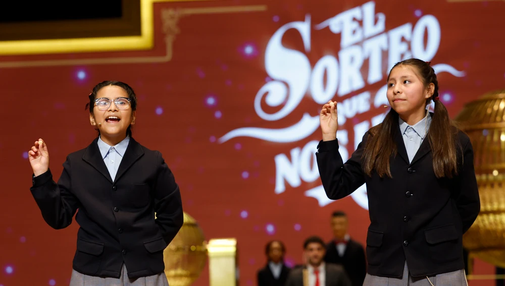 Alba Yadira Machaca e Italy Andrea Blanco cantan el número agraciado con el premio gordo del Sorteo de la Lotería de Navidad/ EFE/Chema Moya Alba Yadira Machaca e Italy Andrea Blanco cantan el número agraciado con el premio gordo del Sorteo de la Lotería de Navidad/ EFE/Chema Moya