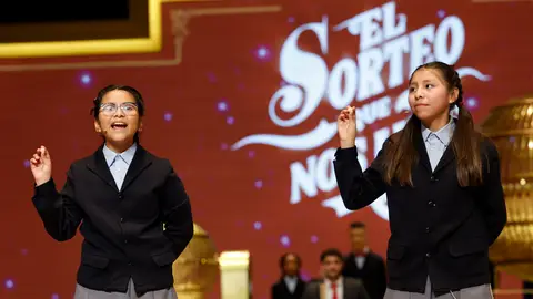 Alba Yadira Machaca e Italy Andrea Blanco cantan el número agraciado con el premio gordo del Sorteo de la Lotería de Navidad Alba Yadira Machaca e Italy Andrea Blanco cantan el número agraciado con el premio gordo del Sorteo de la Lotería de Navidad/ EFE/Chema Moya