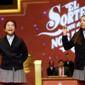 Alba Yadira Machaca e Italy Andrea Blanco cantan el número agraciado con el premio gordo del Sorteo de la Lotería de Navidad/ EFE/Chema Moya Alba Yadira Machaca e Italy Andrea Blanco cantan el número agraciado con el premio gordo del Sorteo de la Lotería de Navidad/ EFE/Chema Moya