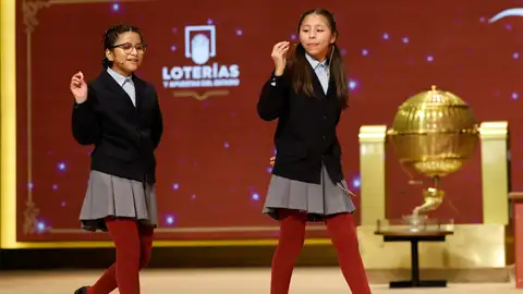 Alba Yadira Machaca (d) e Italy Andrea Blanco cantan el número agraciado con el premio gordo del Sorteo de la Lotería de Navidad, dotado con 4 millones de euros a la serie, 400.000 al décimo, y que este año ha recaído en el número 79.432. Alba Yadira Machaca (d) e Italy Andrea Blanco cantan el número agraciado con el premio gordo del Sorteo de la Lotería de Navidad, dotado con 4 millones de euros a la serie, 400.000 al décimo, y que este año ha recaído en el número 79.432.