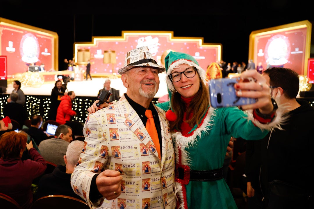 Asistentes se toman fotos tras abrirse las puertas del Teatro Real antes del inicio del Sorteo Extraordinario de Navidad Asistentes se toman fotos tras abrirse las puertas del Teatro Real antes del inicio del Sorteo Extraordinario de Navidad