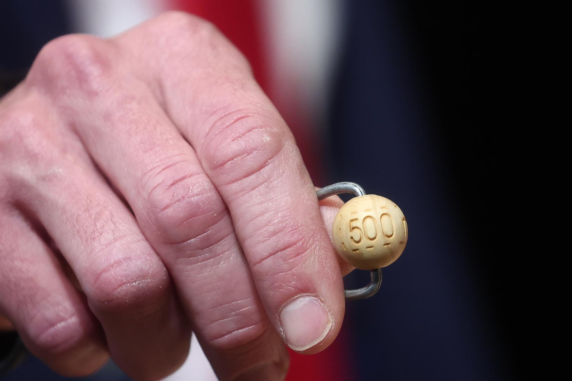 Un hombre mete las bolas con los premios en el bombo de la lotería durante la celebración del Sorteo Extraordinario de la Lotería de Navidad 2025, en el Teatro Real. - Un hombre mete las bolas con los premios en el bombo de la lotería durante la celebración del Sorteo Extraordinario de la Lotería de Navidad 2025, en el Teatro Real. -