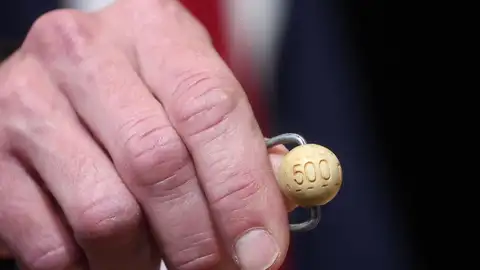 Un hombre mete las bolas con los premios en el bombo de la lotería durante la celebración del Sorteo Extraordinario de la Lotería de Navidad 2025, en el Teatro Real. - Un hombre mete las bolas con los premios en el bombo de la lotería durante la celebración del Sorteo Extraordinario de la Lotería de Navidad 2025, en el Teatro Real. -