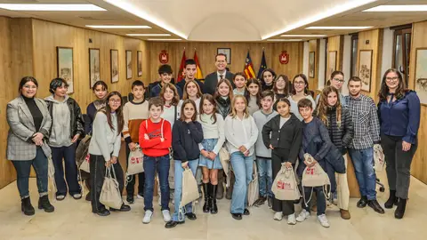 Integrantes del Consejo Local de la Infancia y la Adolescencia de Elda tras la celebración de su constitución. Integrantes del Consejo Local de la Infancia y la Adolescencia de Elda tras la celebración de su constitución.