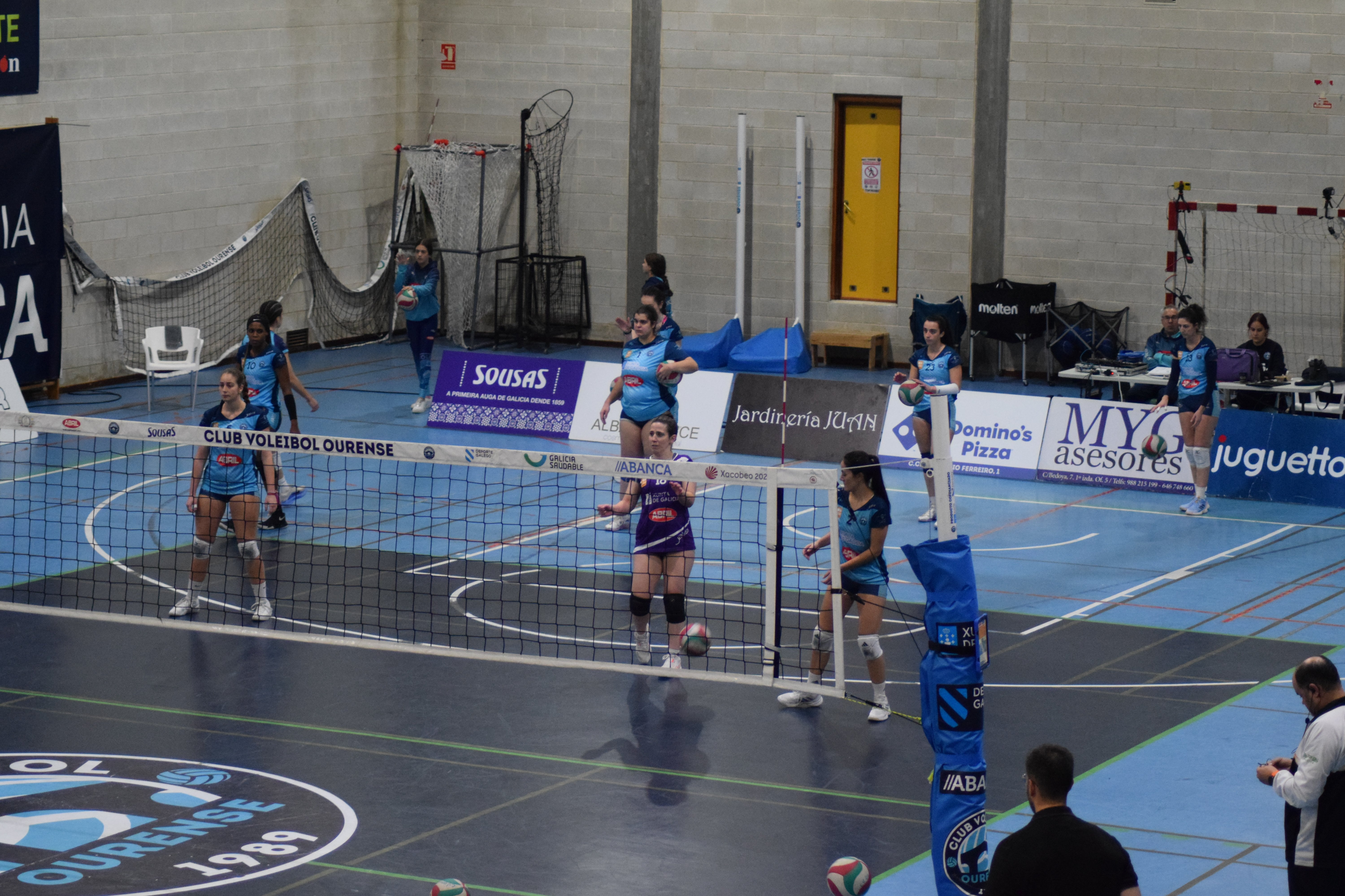 El Aceites Abril Voleyourense se despide del año con una victoria sólida El Aceites Abril Voleyourense se despide del año con una victoria sólida