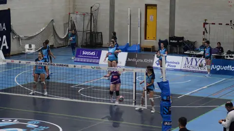 El Aceites Abril Voleyourense se despide del año con una victoria sólida El Aceites Abril Voleyourense se despide del año con una victoria sólida