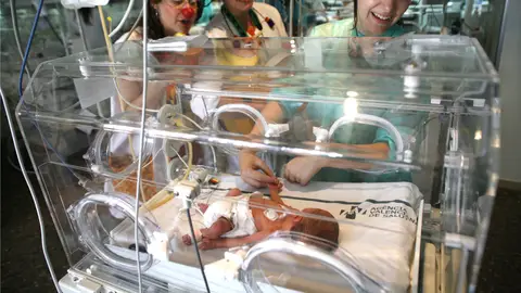 Los payasos de la entidad intervienen con prematuros en la UCI. Los payasos de la entidad intervienen con prematuros en la UCI.