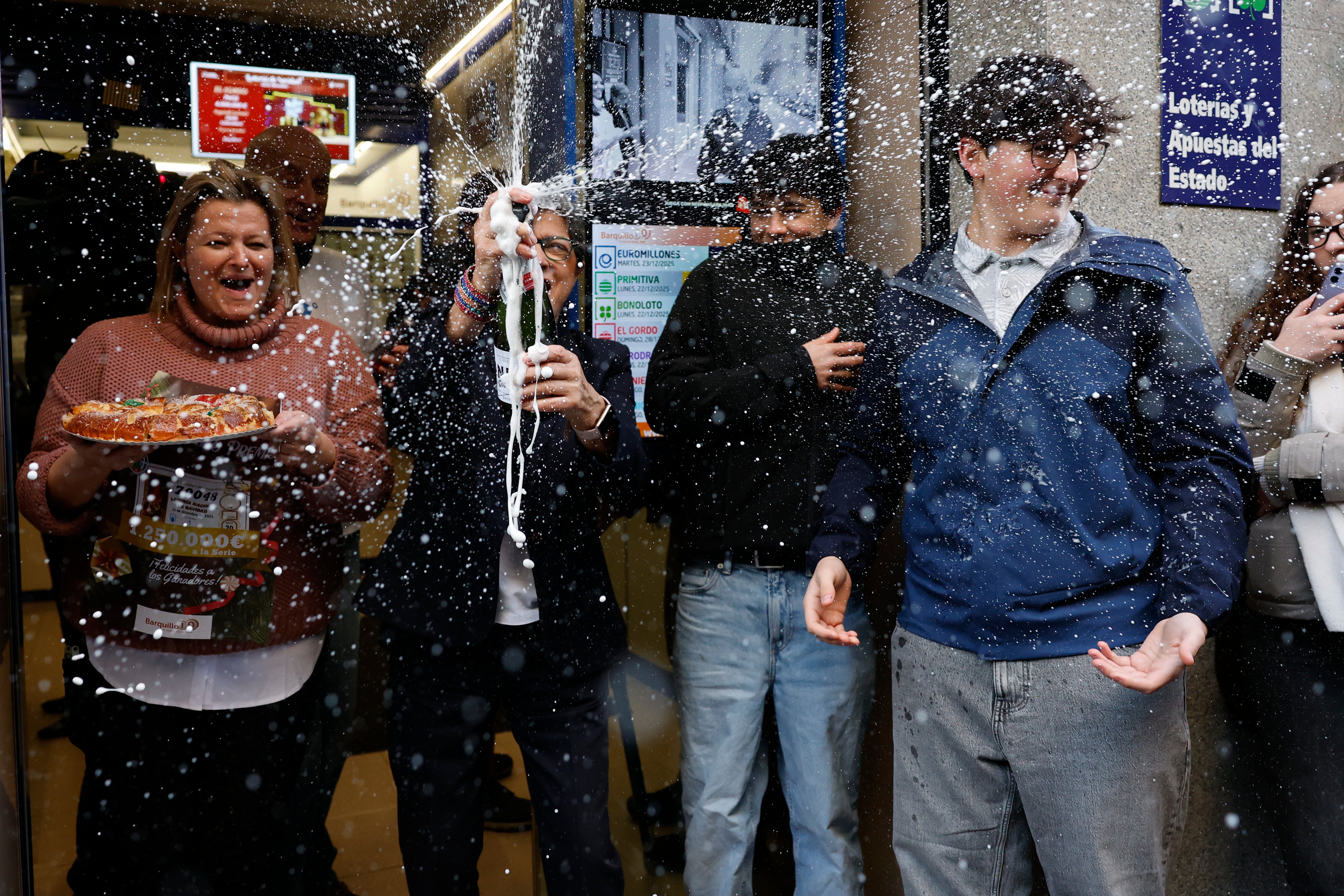 Varias personas celebran en una administración de loterías un premio del Sorteo Extraordinario de la Lotería de Navidad. Varias personas celebran en una administración de loterías un premio del Sorteo Extraordinario de la Lotería de Navidad.