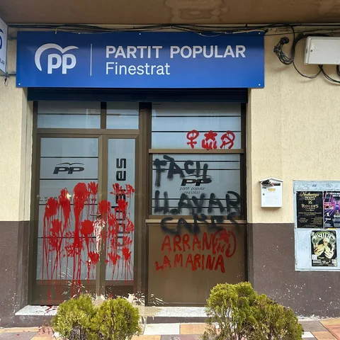 Ataque con pintadas a la sede del PP de Finestrat (Alicante)
