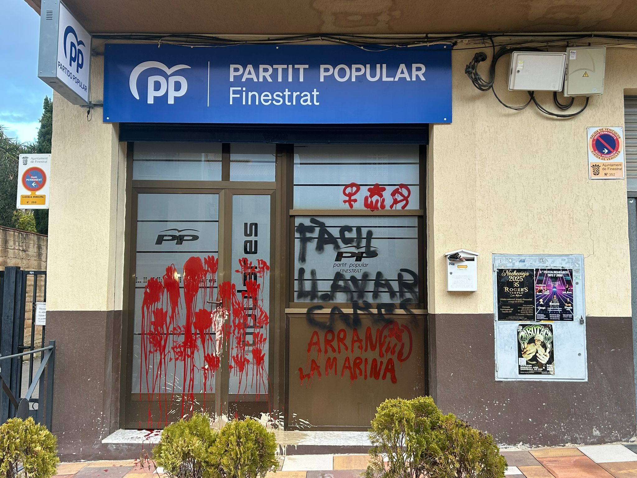 La sede del PP de Finestrat, atacada con pintadas: "Fàcil llavar cares" La sede del PP de Finestrat, atacada con pintadas: "Fàcil llavar cares"