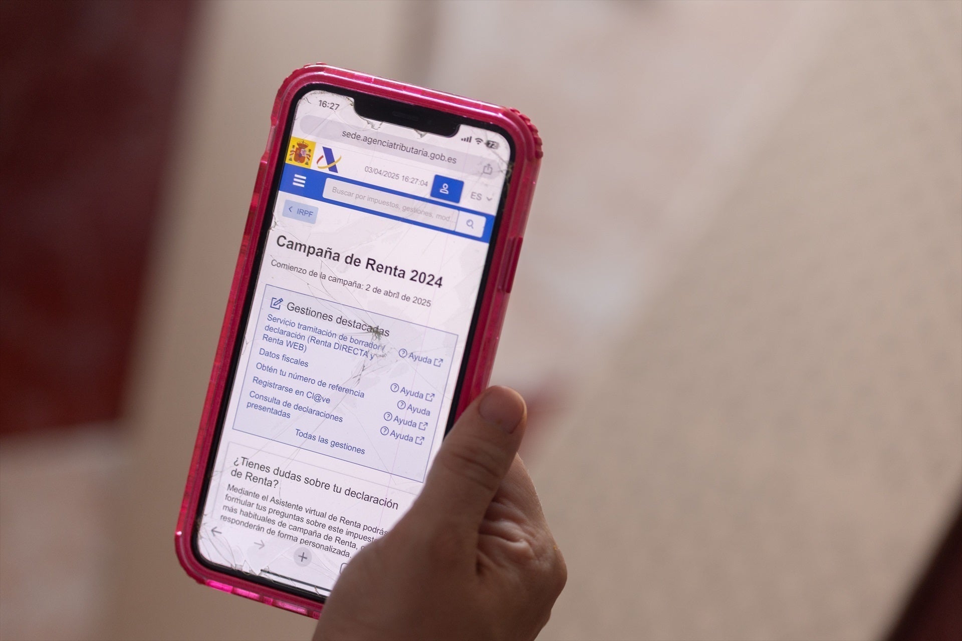 Una persona cumplimenta la declaración de la Renta. Una persona cumplimenta la declaración de la Renta.