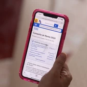 Una persona cumplimenta la declaración de la Renta. Una persona cumplimenta la declaración de la Renta.