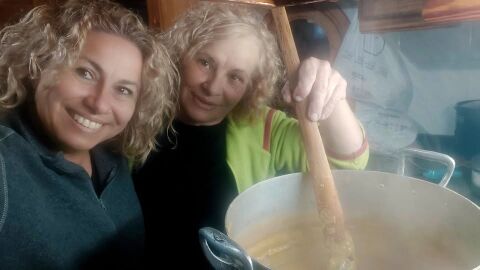 Lina Costa junto a su hermana Esperanza haciendo la Salsa de Nadal