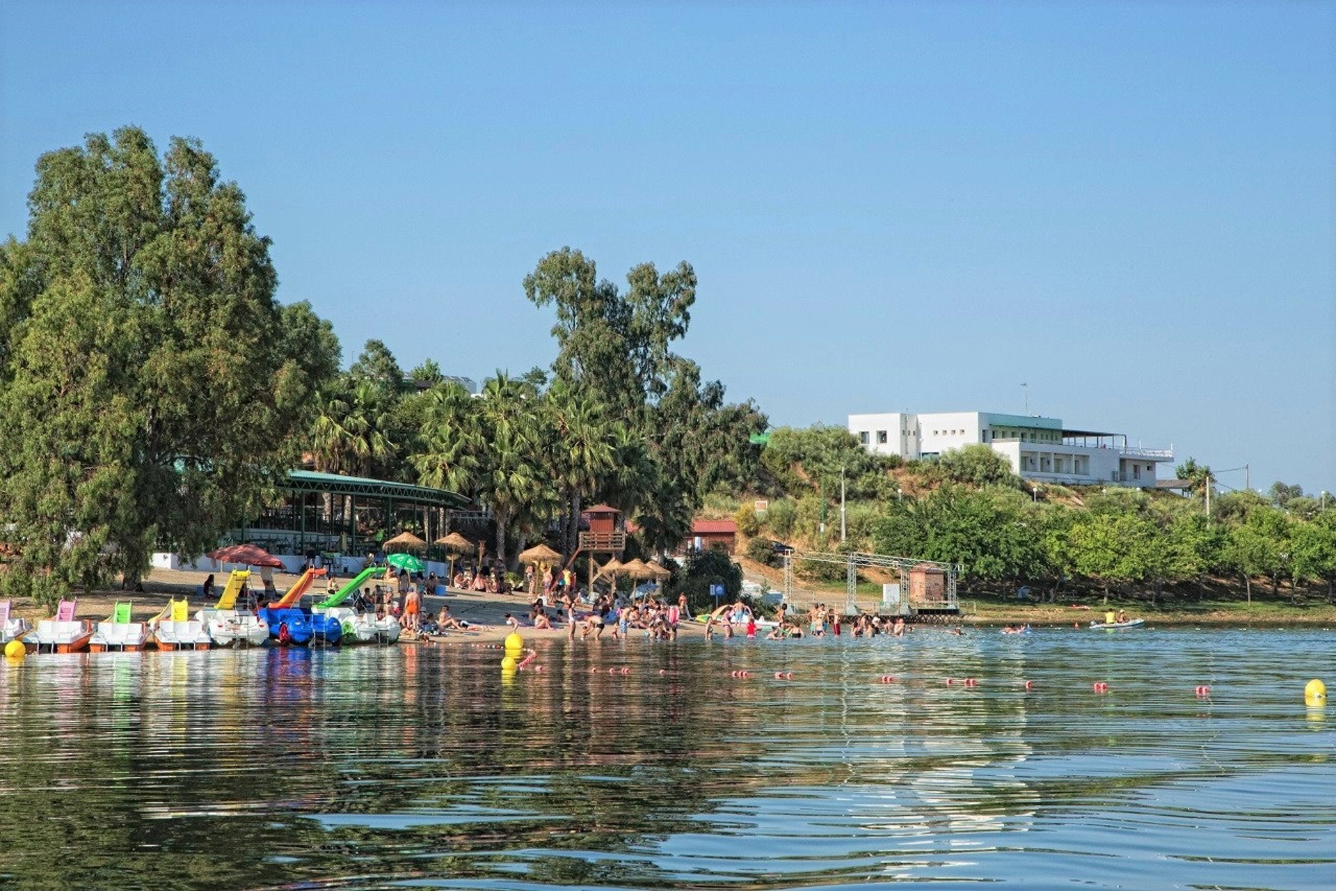 La Junta invierte 2,2 millones en mejoras en el equipamiento de nueve playas de interior con bandera azul La Junta invierte 2,2 millones en mejoras en el equipamiento de nueve playas de interior con bandera azul