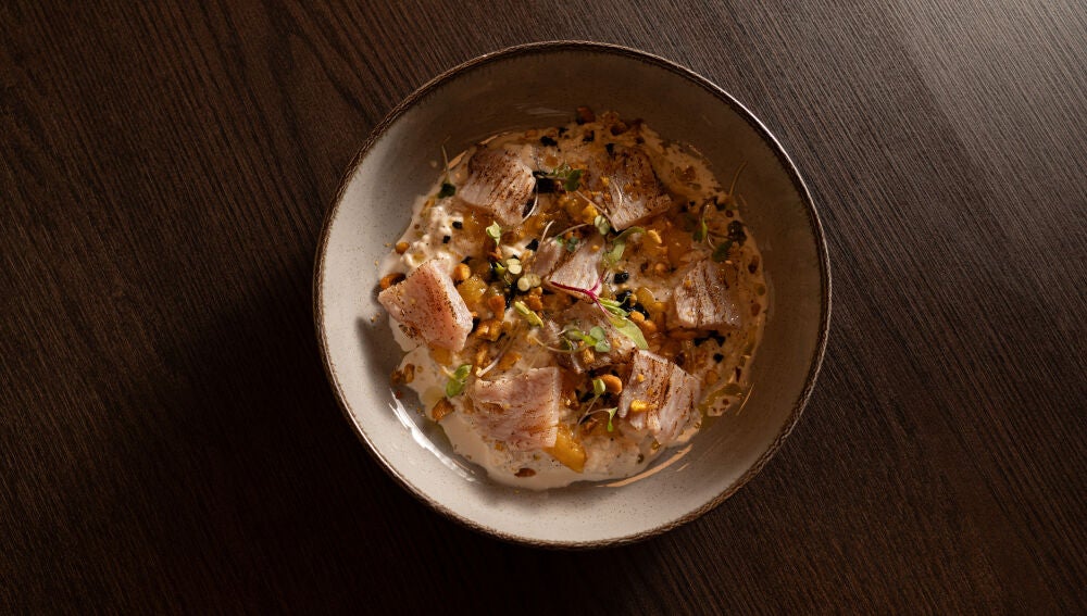 Stracciatella con bonito, chutney de piña y maíz frito