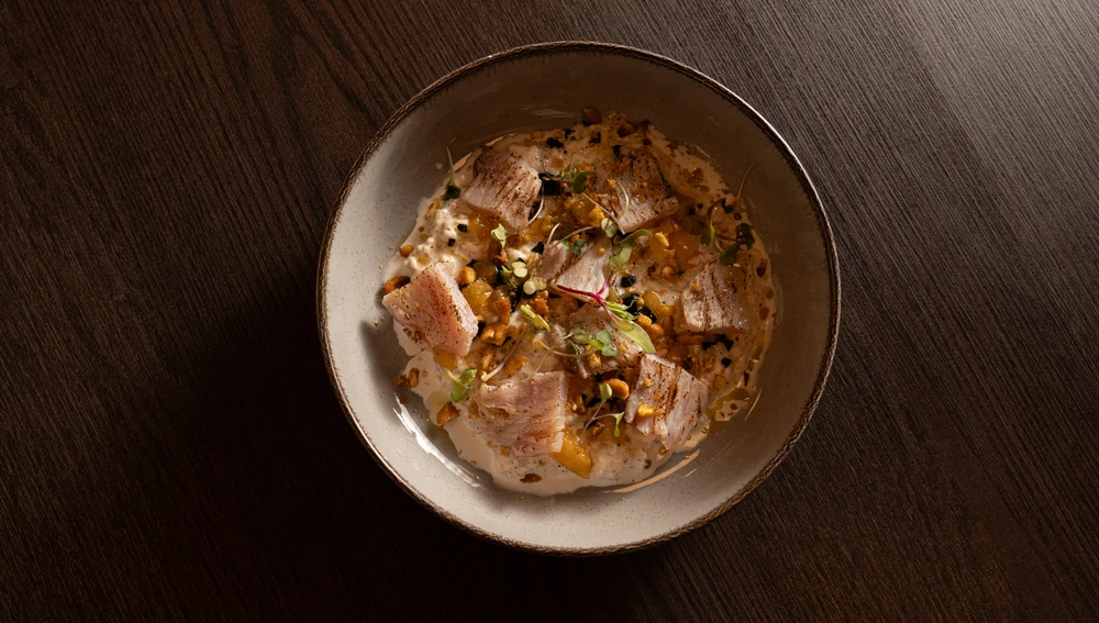 Stracciatella con bonito, chutney de piña y maíz frito Stracciatella con bonito, chutney de piña y maíz frito