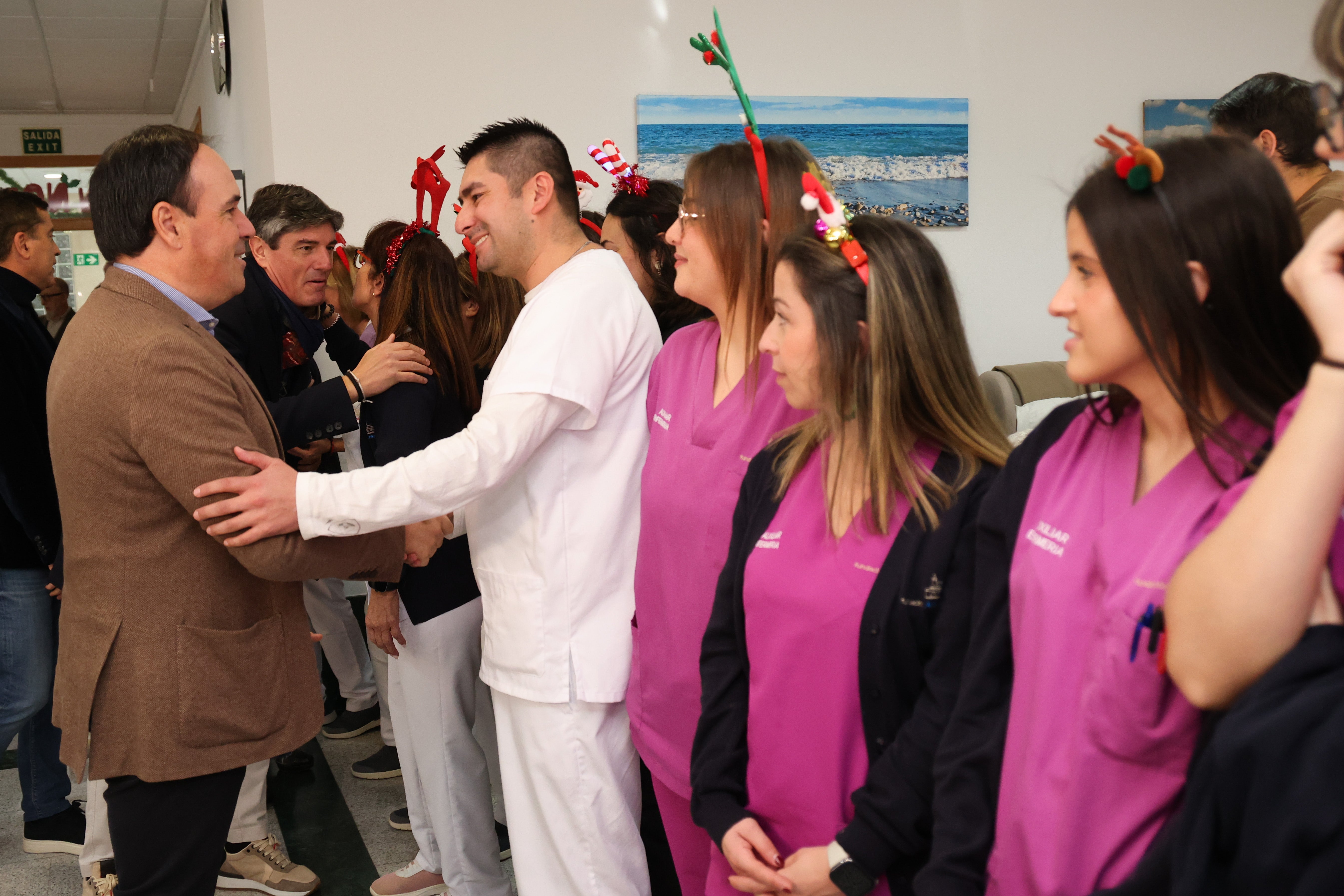 Pérez Llorca visita la Residencia Hospital Asilo Santa Marta de Villajoyosa con motivo de las fiestas navideñas Pérez Llorca visita la Residencia Hospital Asilo Santa Marta de Villajoyosa con motivo de las fiestas navideñas