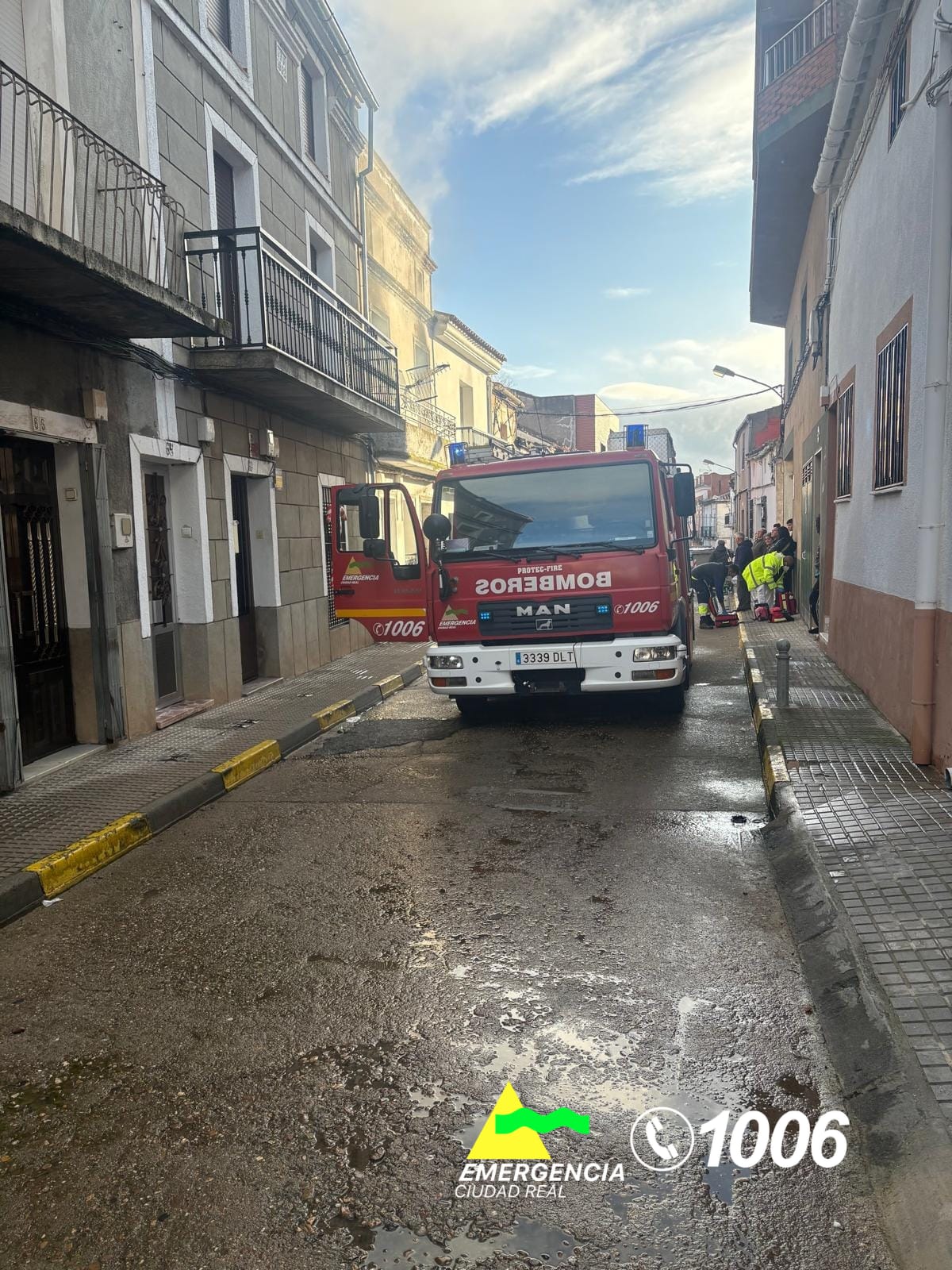 Bomberos en el lugar del incendio Bomberos en el lugar del incendio