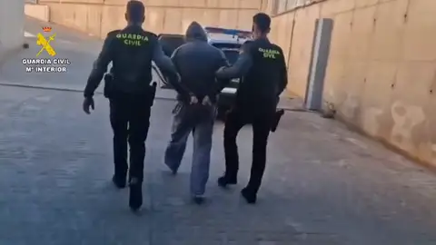 Uno de los detenidos en Elche. Pasan a disposición judicial en Elche los detenidos por matar a dos hombres en una urbanización de La Marina